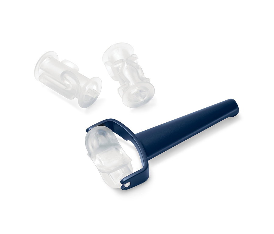 Keksroller mit blauem Griff und zwei transparenten Aufsätzen.