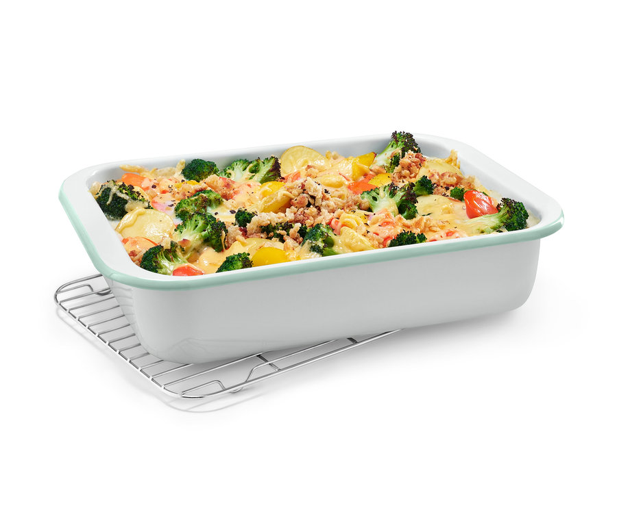 Auflauf mit Brokkoli und Paprika in einer Emaille-Form.