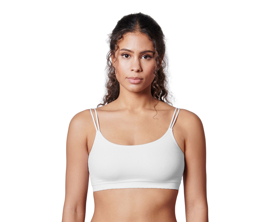 Frau trägt ein weißes Seamless-Bustier mit Spitze.