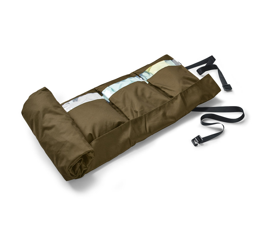 Ein teilweise aufgerollter Reise-Organizer in Khaki-Farbe mit drei transparenten Fächern und schwarzen Gurten.