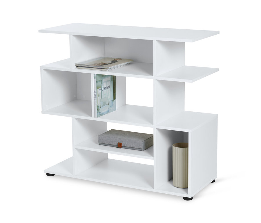 Ein weißes, offenes Regal mit Büchern, einer dekorativen Schachtel und einer Vase.