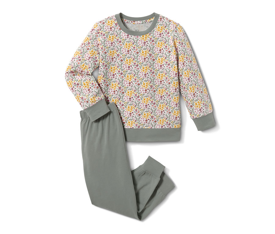 Blumiger Pyjama mit langen Ärmeln und olivgrüner Hose.