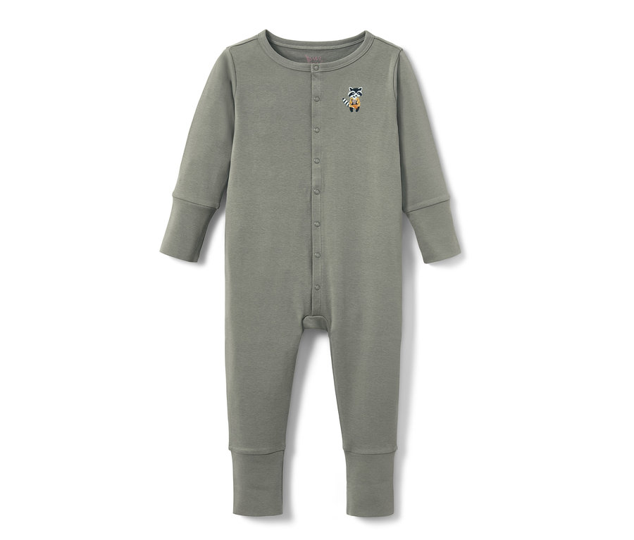 Ein grüner Schlafanzug "3 Pyjamas" mit Knöpfen und einem Waschbären-Bild.