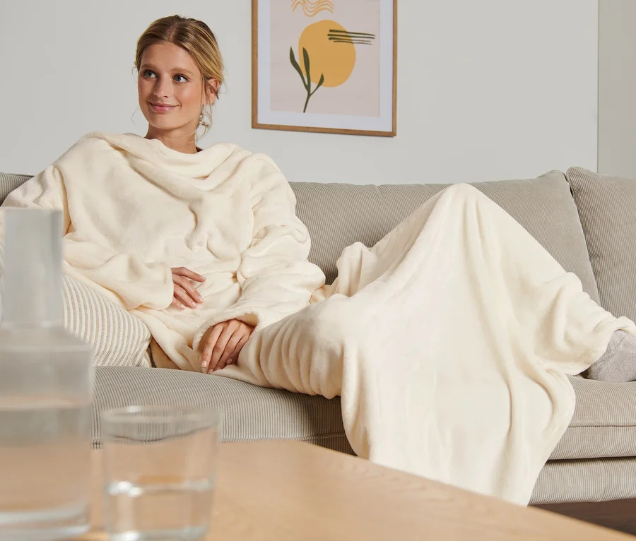 Kuscheldecke mit integrierten Ärmeln bei Tchibo kaufen