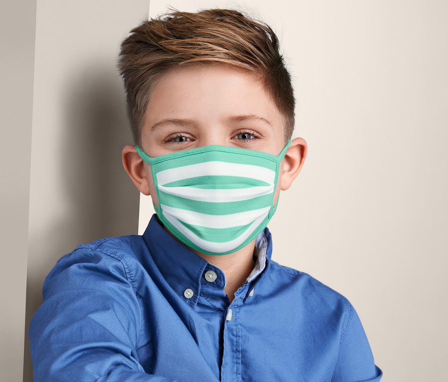 Junge mit 3 Community-Masken mit weißen und grünen Streifen.