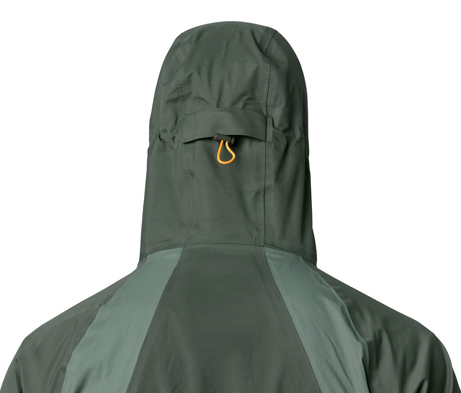 Detailansicht der Kapuze einer Outdoorjacke.