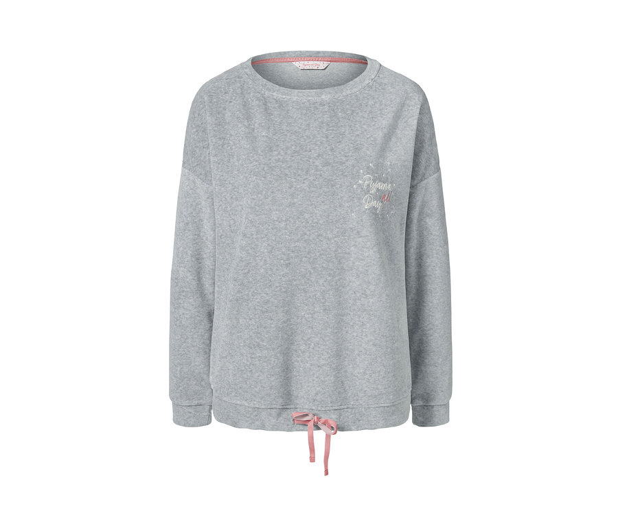 Grauer Nicki-Pyjama mit der Aufschrift „Pyjama all day“ und einem rosa Band.