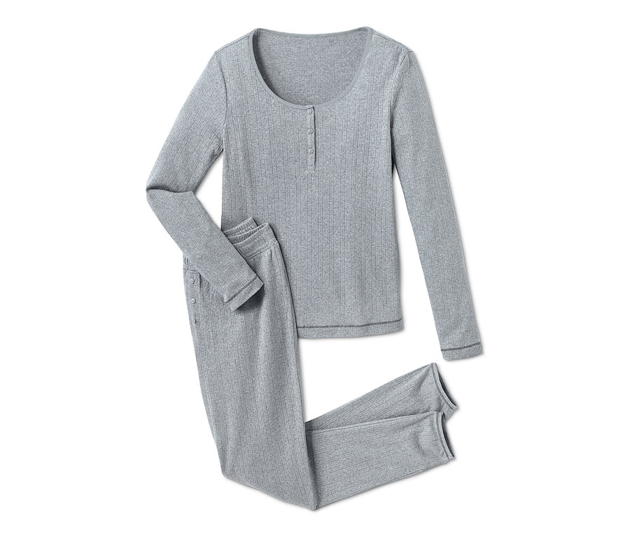 Grauer Ajour-Pyjama, bestehend aus einem langärmligen Oberteil und einer Hose.