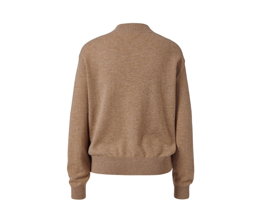 Detailansicht der Rückseite einer feinen Strickjacke mit Kaschmir.