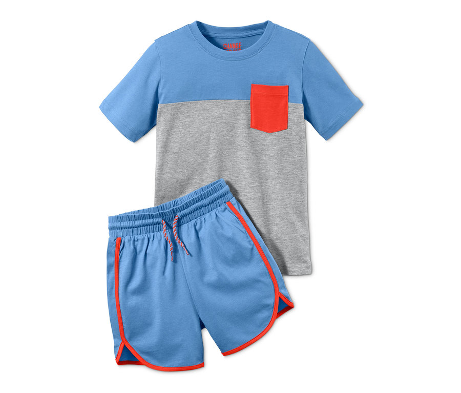 Ein blau-grauer Shorty-Pyjama mit orangefarbener Tasche und Besatz.
