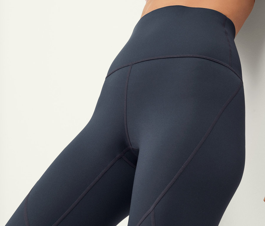 Frau trägt eine Sporthose »Sculpture« und einen Sport-BH.