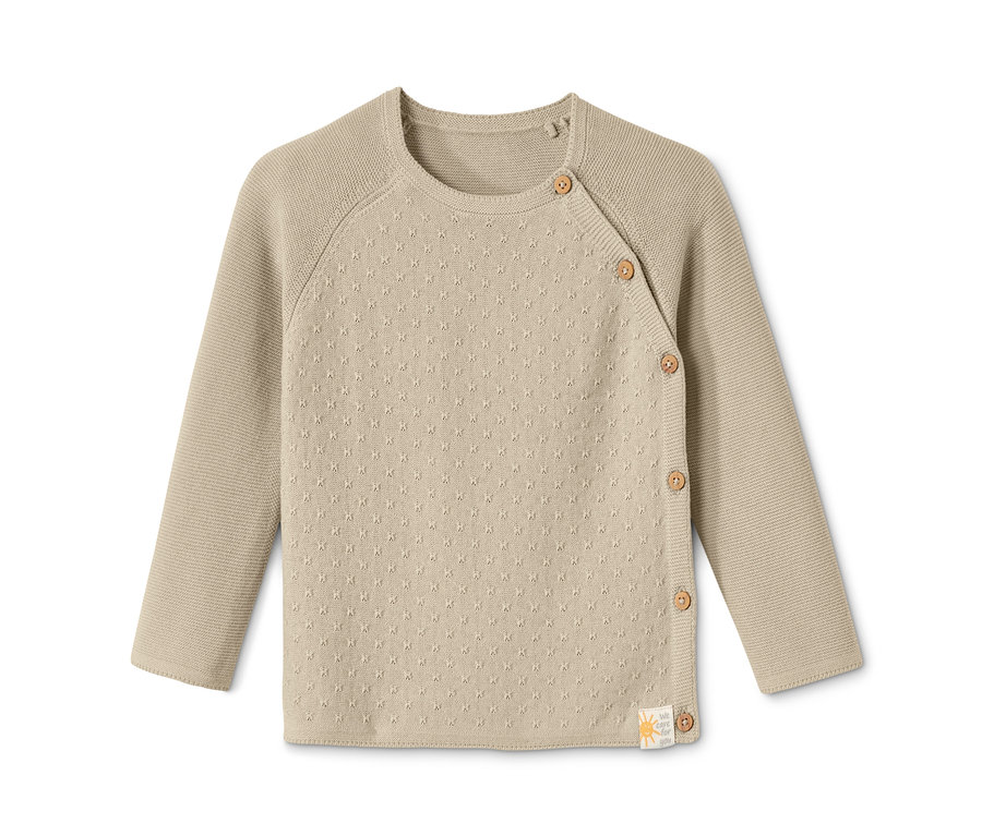 Beige Babystrickjacke mit langen Ärmeln und Knöpfen.