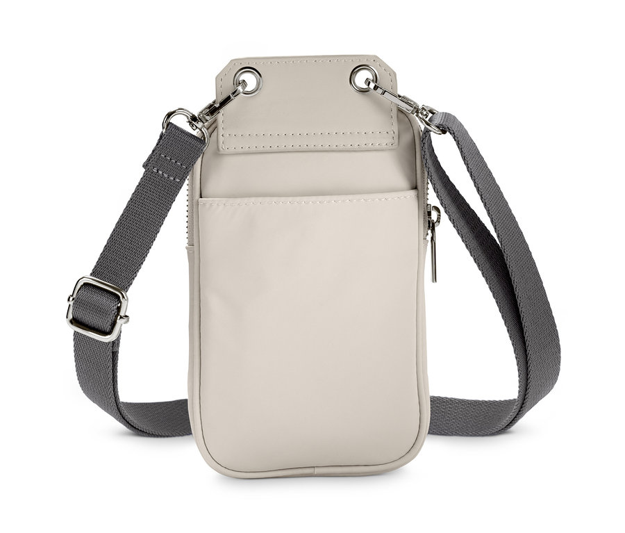 Eine Mini-Tasche in Creme mit einem grauen Riemen.