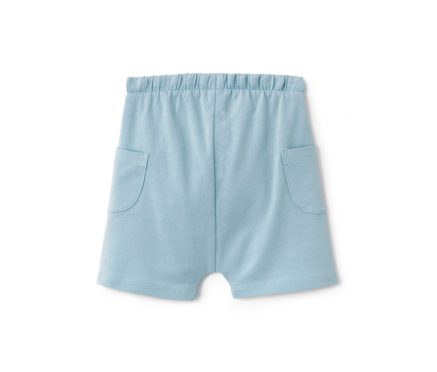 Eine blaue Baby-Jerseyshorts aus Bio-Baumwolle mit Taschen.