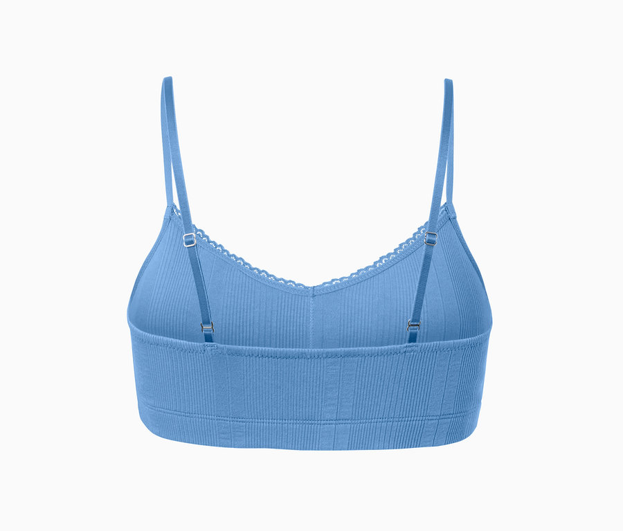 Detailansicht eines hellblauen Bustiers aus Rippe mit dünnen Trägern und Spitzenbesatz.