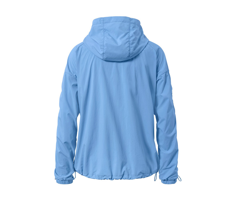 Hellblaue wasserabweisende Windjacke von hinten mit Kapuze.