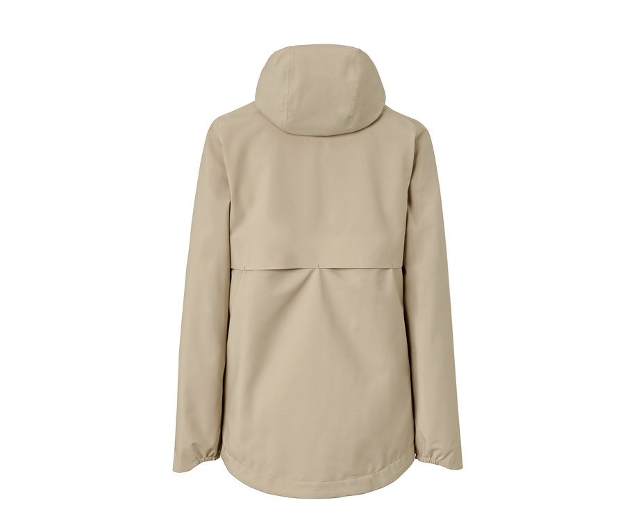 Rückansicht einer beigen Regenjacke.