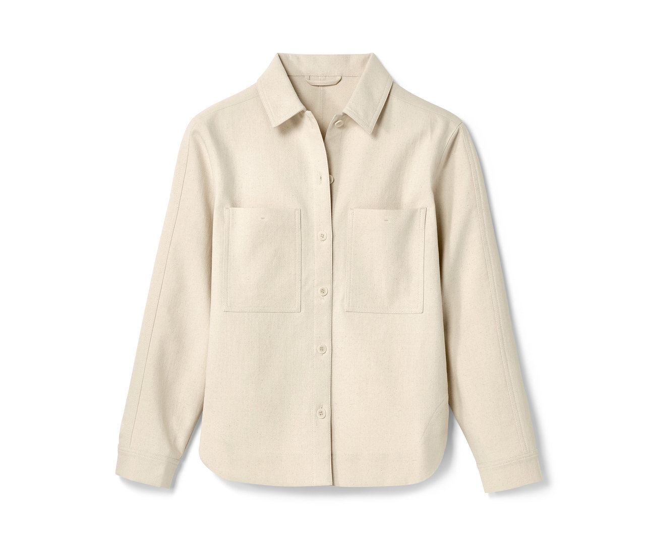Eine cremefarbene NAH/STUDIO Blusenjacke aus ungefärbter Baumwolle mit langen Ärmeln und zwei Taschen.