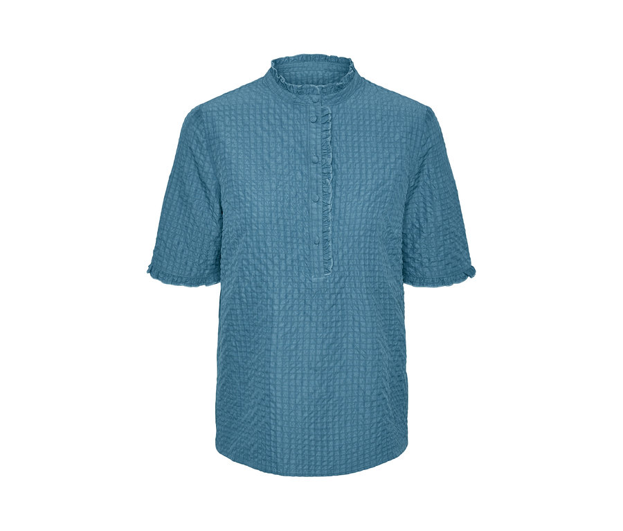Eine blaue Bluse in Crinkle-Optik mit kurzen Ärmeln.