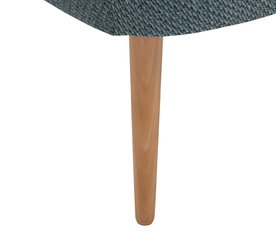 Detailaufnahme von einem blauen Cocktailsessel »Fiona« mit Holzbeinen.