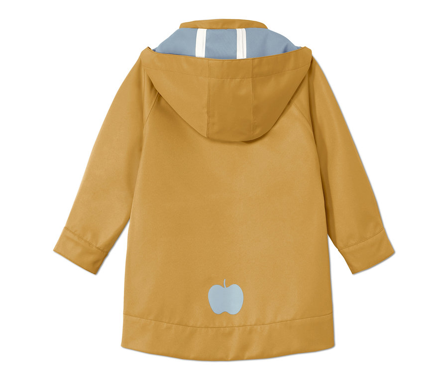 Eine gelbe Regenjacke aus recyceltem Material mit Kapuze und hellblauem Apfel auf dem unteren Rücken.