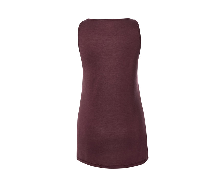Ein weinrotes 2-in-1-Sportshirt.