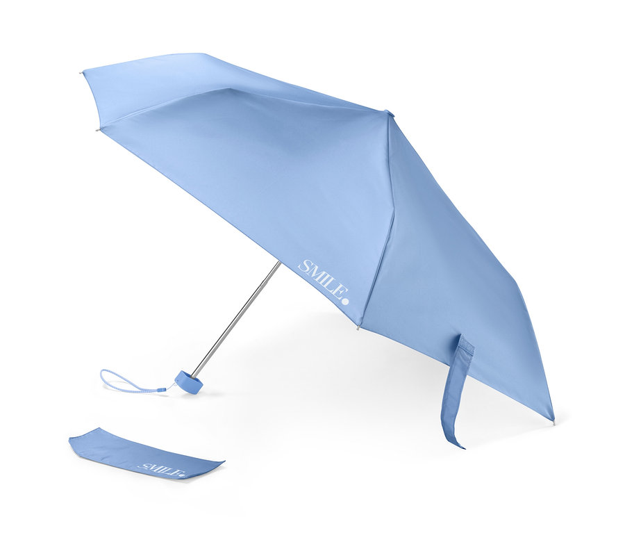 Ein geöffneter, hellblauer Taschenschirm liegt neben seiner Hülle.