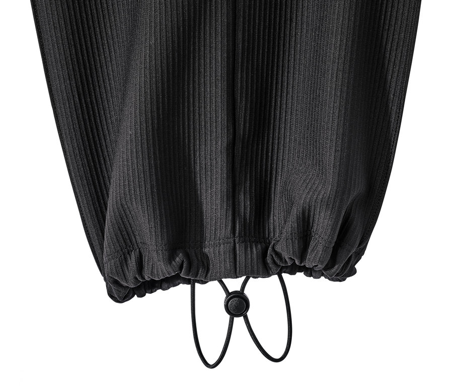 Detailaufnahme einer schwarzen Funktionshose in Rippoptik mit Kordelzug.