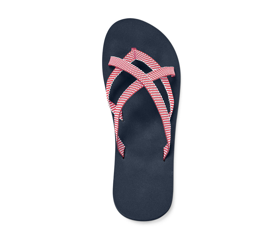 Dunkelblaue Zehengreifer mit roten und weißen Riemen.