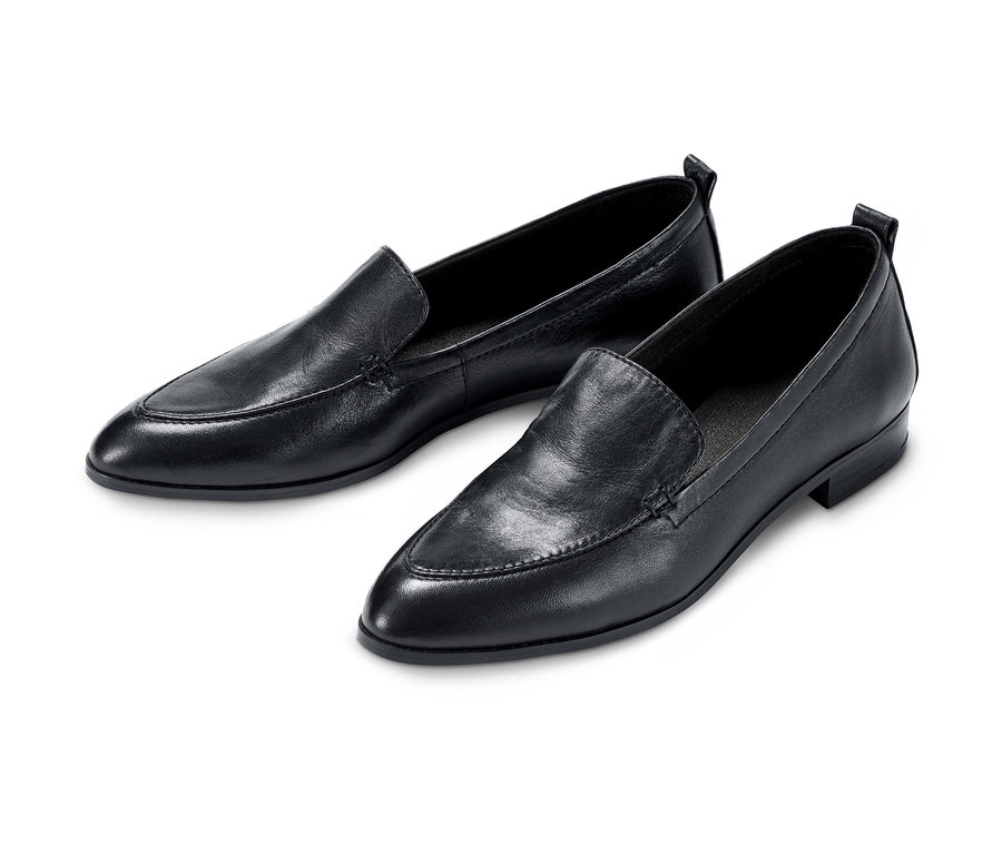 Zwei schwarze Loafer® aus chromfrei gegerbtem Leder liegen nebeneinander auf einem weißen Hintergrund.