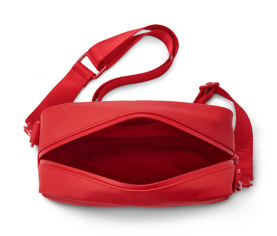 Eine rote Regen-Umhängetasche mit offenem Reißverschluss.