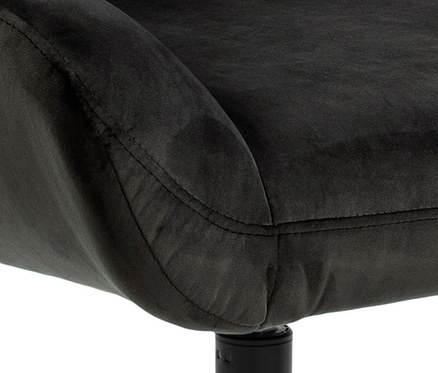 Detailansicht eines schwarzen Samtsessels.