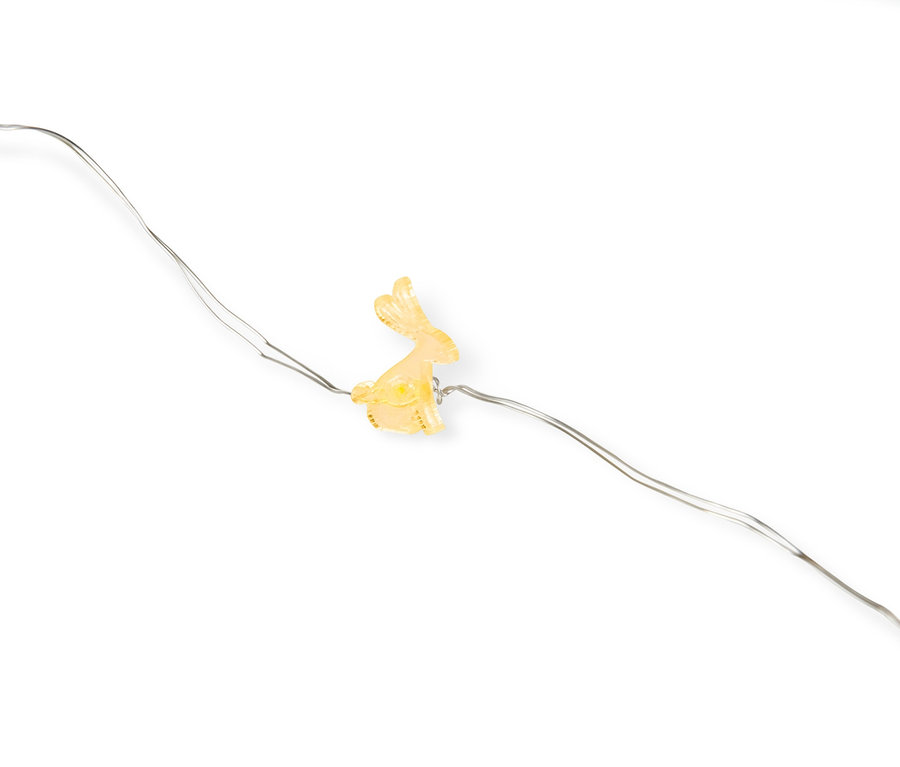 Detail einer LED-Micro-Lichterkette mit Häschen auf weißem Hintergrund.