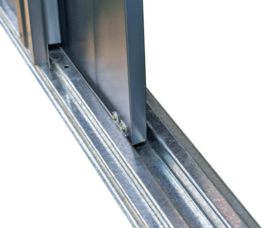 Detailaufnahme einer Metallschiene des Metallgerätehauses, ca. 150 x 120 cm.