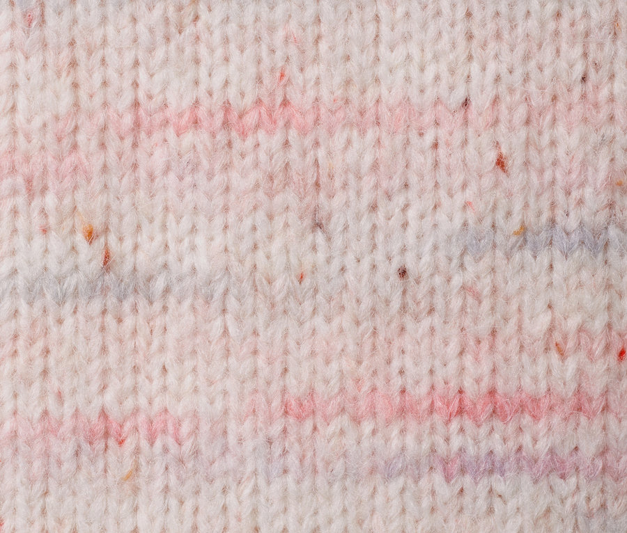 Detailansicht eines Grobstrick-Pullovers mit Effektgarn.