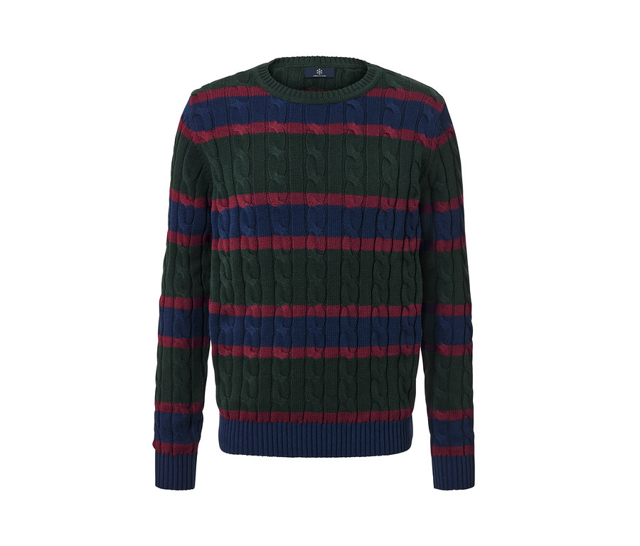 Grüner Strickpullover mit blauen und roten Streifen.