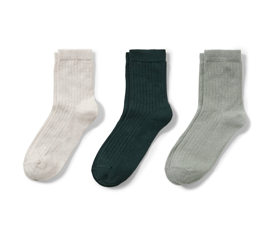 Drei Paar Rippsocken in Creme, Dunkelgrün und Grau.
