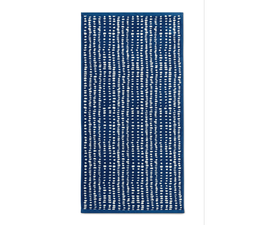 Blaues Handtuch mit weißem geometrischem Muster.