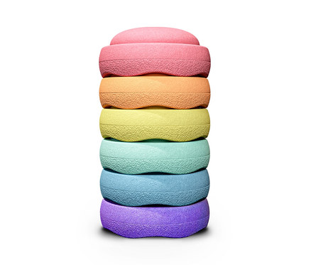 Ein Turm aus sechs pastellfarbenen Stapelsteinen® Original, die auf einem weißen Hintergrund gestapelt sind.