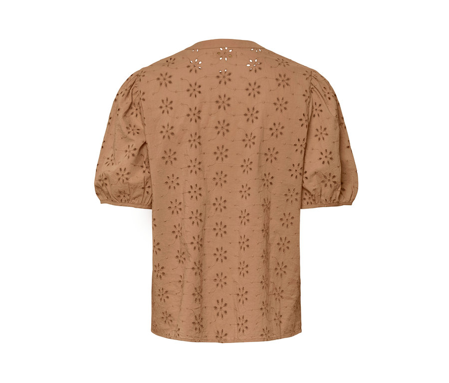 Detailaufnahme einer Bluse mit Lochstickerei.