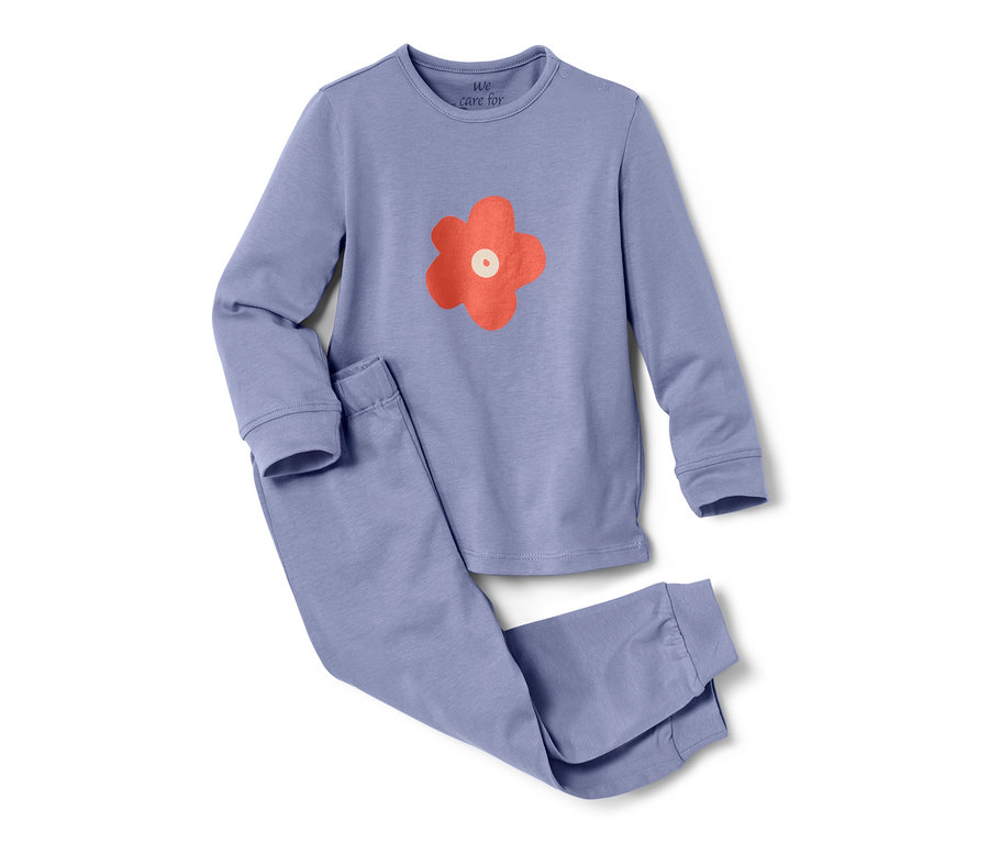 Ein lilafarbener Kleinkind-Pyjama mit einem Blumenmuster.