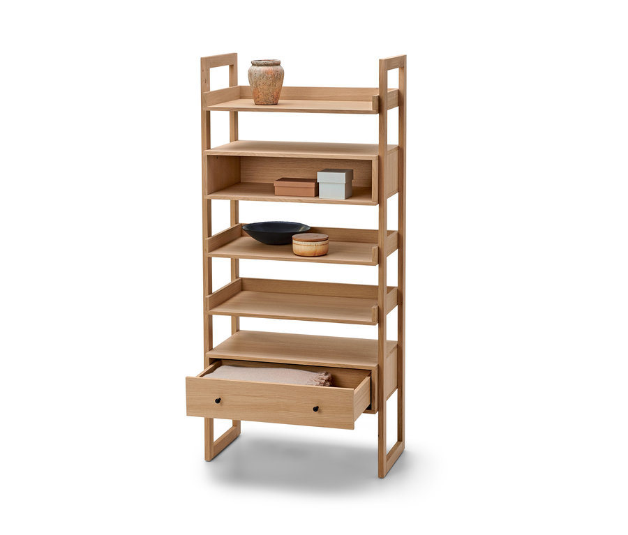Ein Regal aus Eichenholz mit fünf Regalböden und einer Schublade.