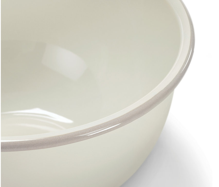 Detail einer Emaille-Servier-und-Zubereitungsschüssel mit Deckel.