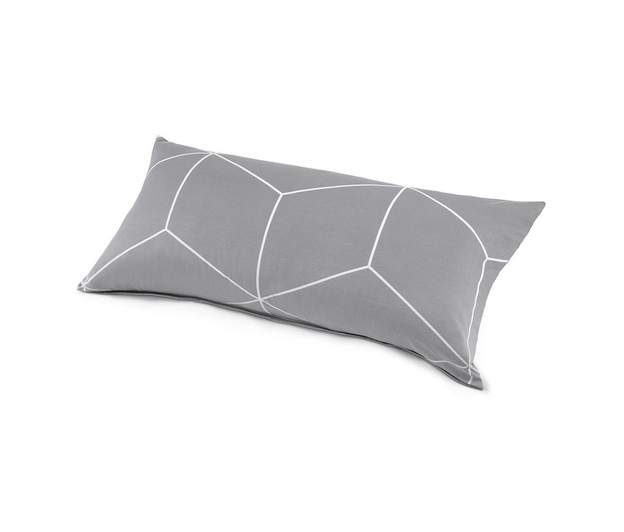 Graues Kissen mit weißem geometrischem Muster.