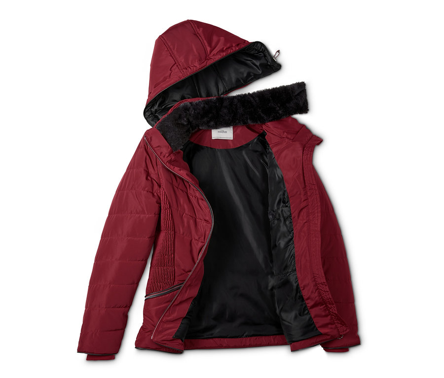 Burgunderrote Steppjacke mit Kapuze, schwarzem Futter und Kunstfellbesatz.
