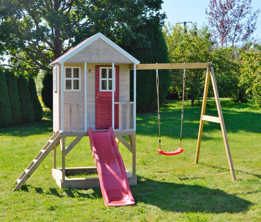 Wendi Spielhaus »Alpaka« mit Rutsche und Schaukel auf einer Wiese.