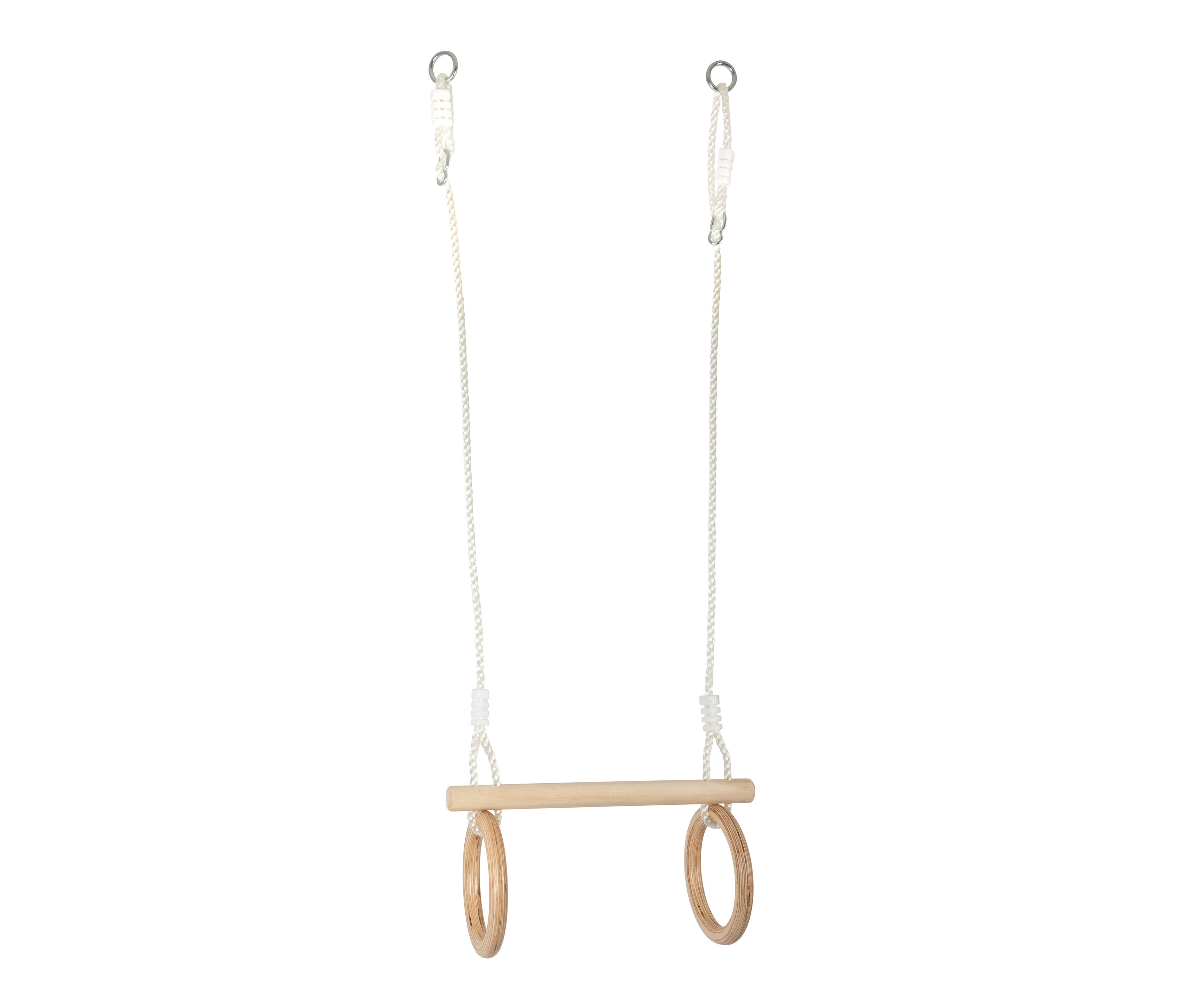 Ein small foot Trapez mit Turnringen aus Holz hängt vor einem weißen Hintergrund.