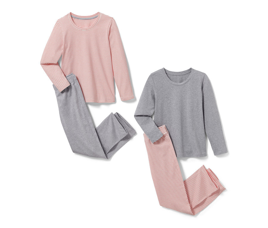 Zwei Kinder-Pyjamas, einer grau und einer rosa gestreift, liegen auf einem weißen Hintergrund.