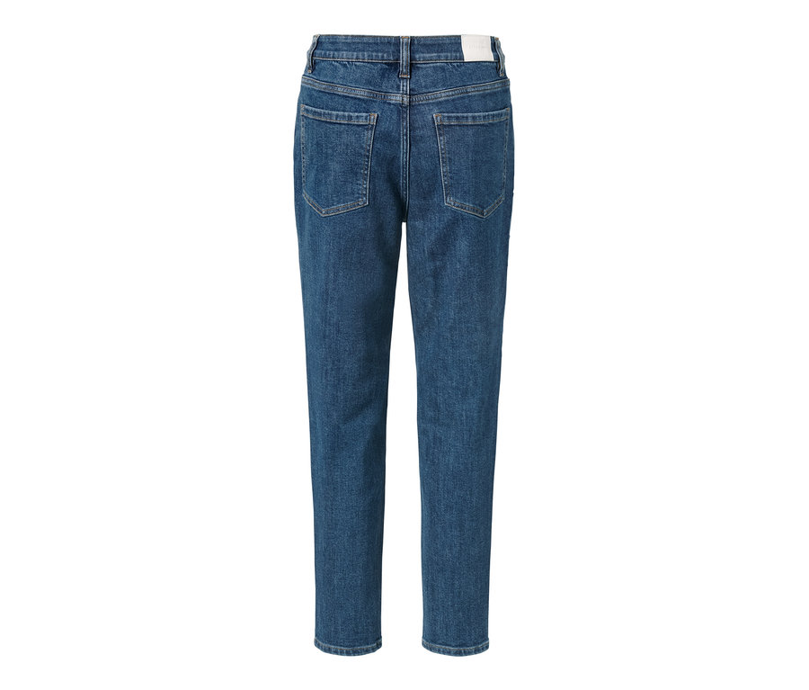 Blaue Mom Jeans – Fit »Nyla« von hinten.