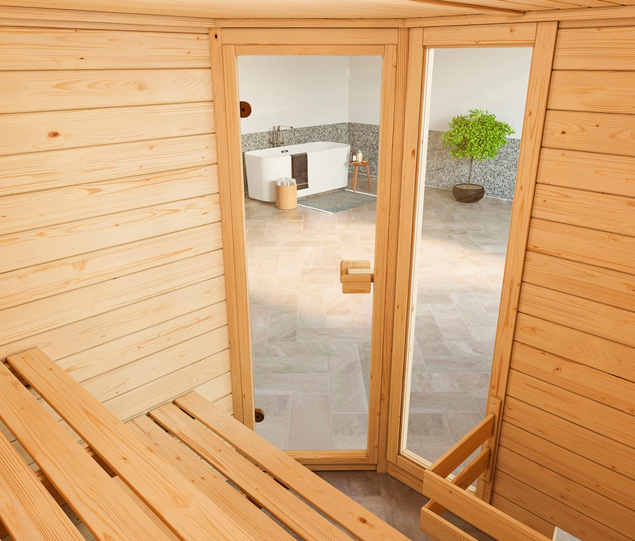 Innenansicht einer Sauna mit Holzbänken und Glastür. Im Hintergrund ist ein Badezimmer zu sehen. weka Massivholzsauna, Martti BioS